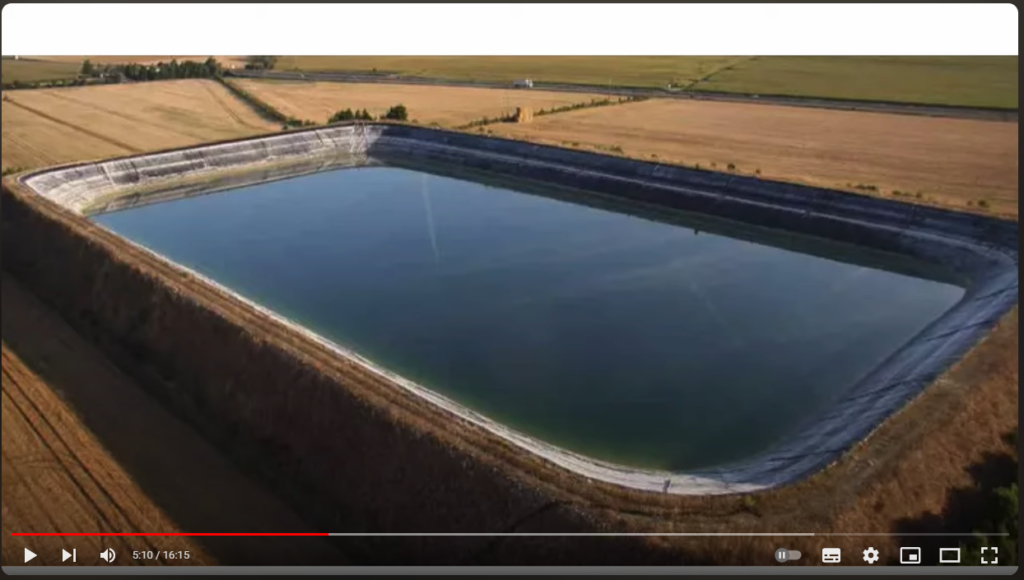 Réservoir bétonné appelé bassine, réserve d'eau pour l'agriculture.