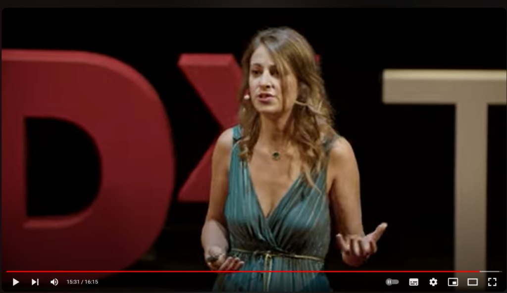 Charlène Descollonges sur scène dans la conférence Tedx Talks sur l'eau